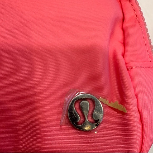 Lululemon Everywhere Belt Bag pink NWT Adjustable Strap - Picture 2 of 11